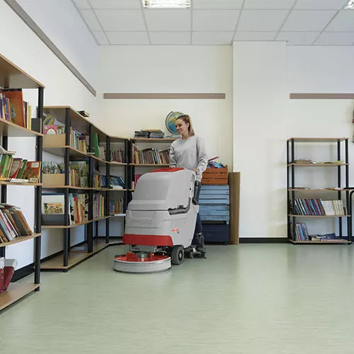 Comac Antea padlósúroló