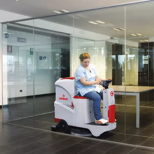 Comac Innova 55 padlósúroló