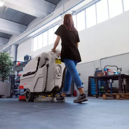 Comac Vega padlósúroló