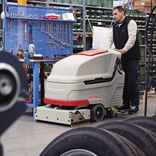 Comac Vega padlósúroló