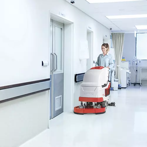 Comac Versa padlósúroló