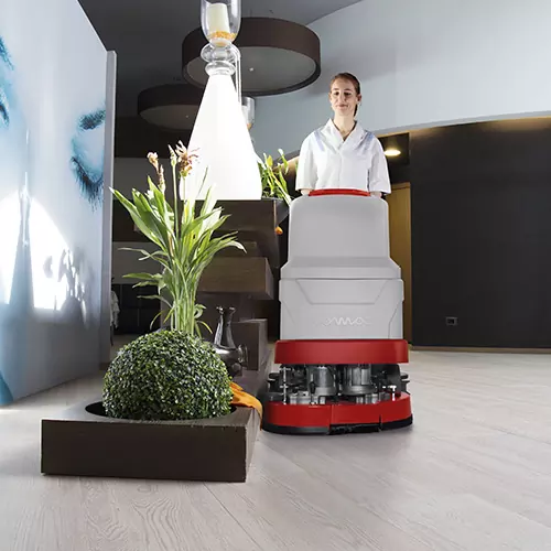 Comac Versa padlósúroló