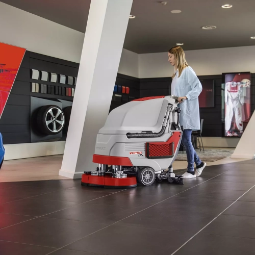 Comac Versa padlósúroló