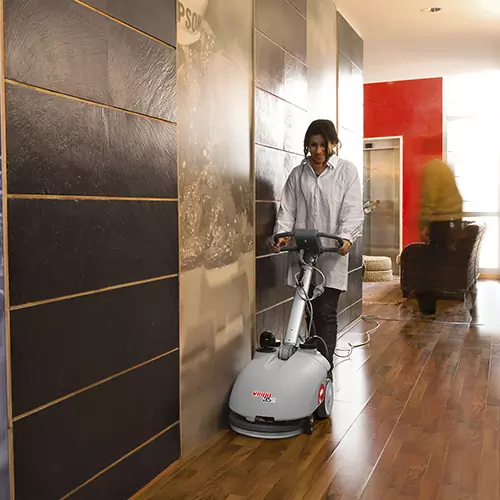 Comac Vispa 35 - gyalogkövetős súrológép