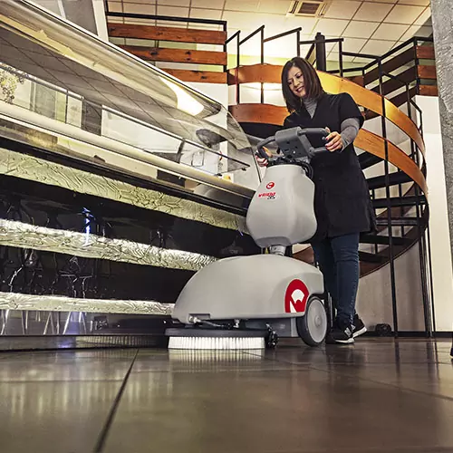 Comac Vispa 35 - gyalogkövetős súrológép