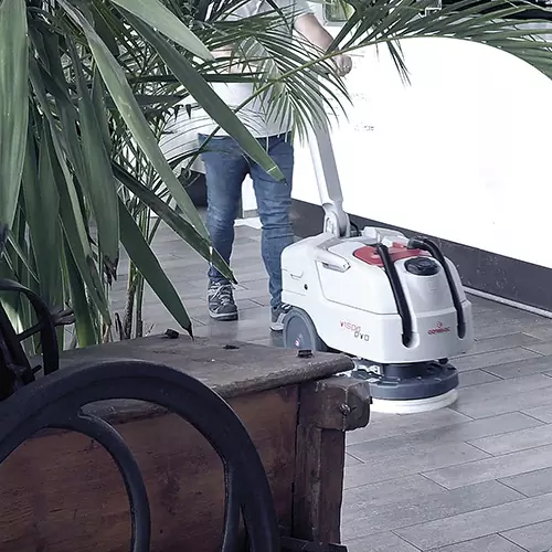 Comac IGEA padlósúroló