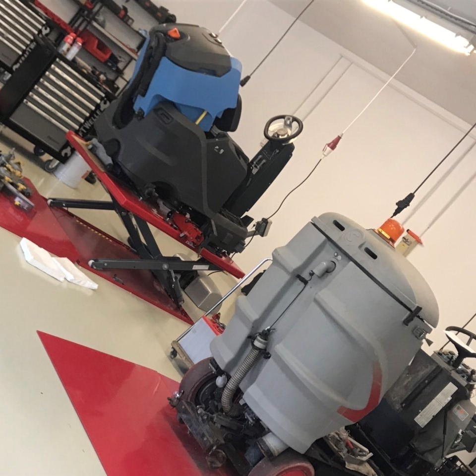 Comac Optima padlósúroló